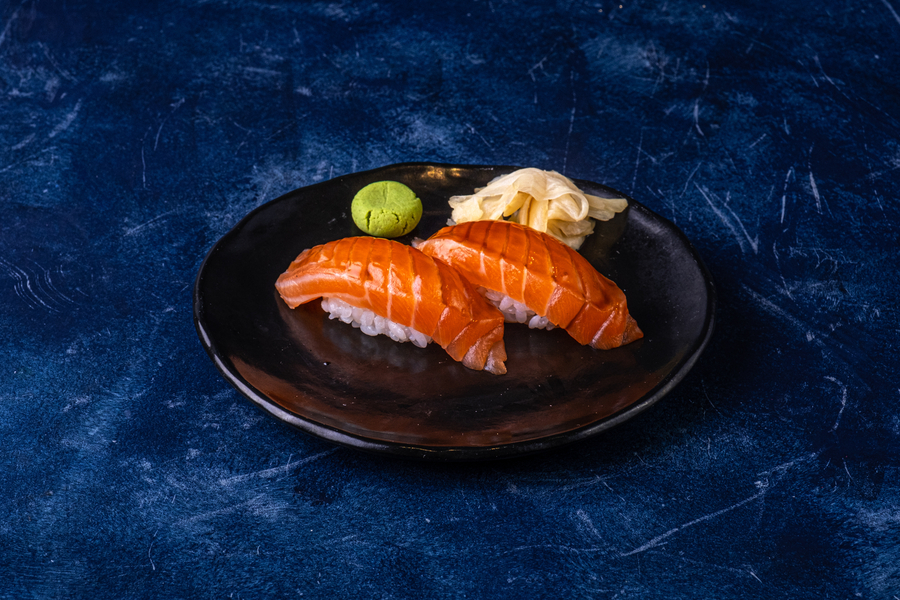Суши с лососем