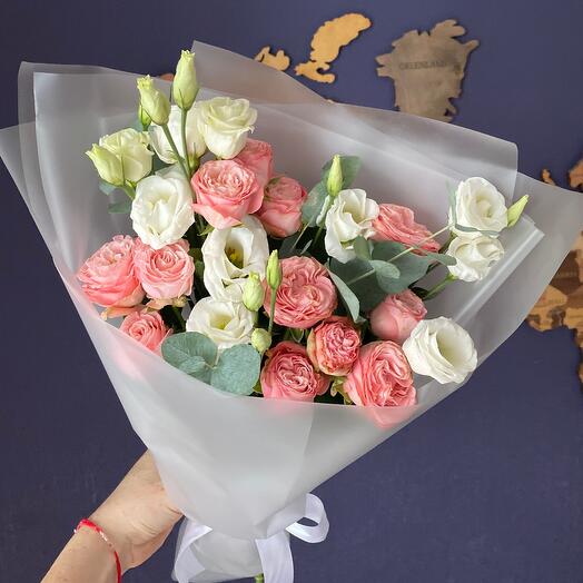 Букет из пионовидных роз и лизиантуса