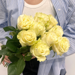 Букет живых цветов из 9 белых роз под ленту, Эквадор 50 см | Пять цветов - быстрая доставка