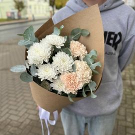 Хризантема с диантусами и эвкалиптом