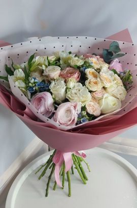 Букет с ранункулюсами