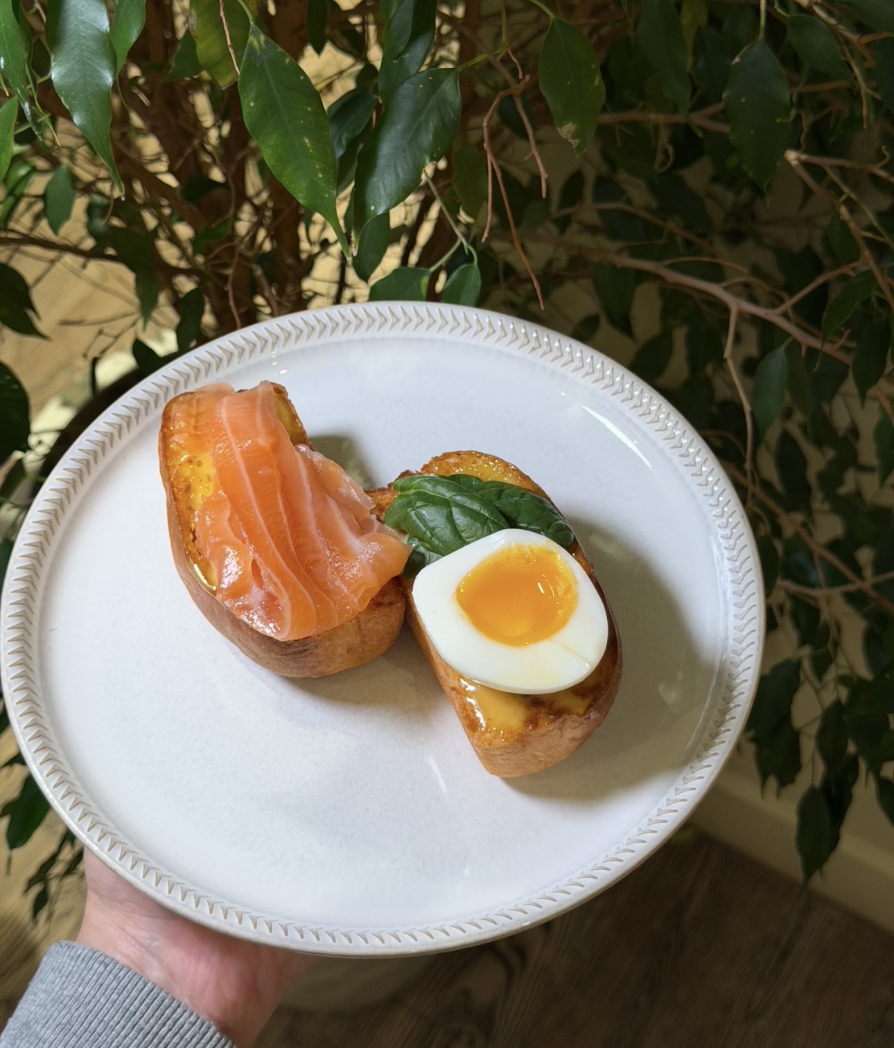 Брускетта с лососем и яйцом