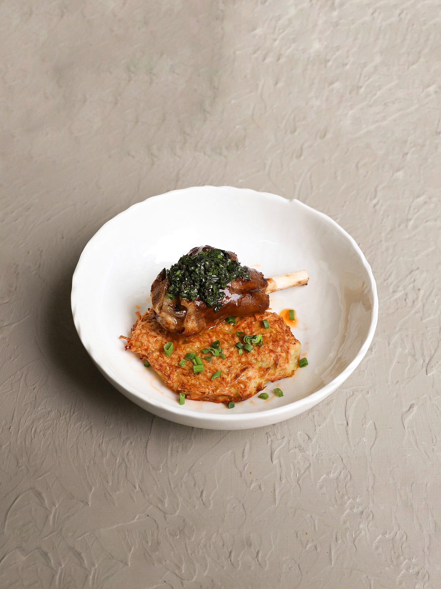 Томленая ножка ягненка с драником