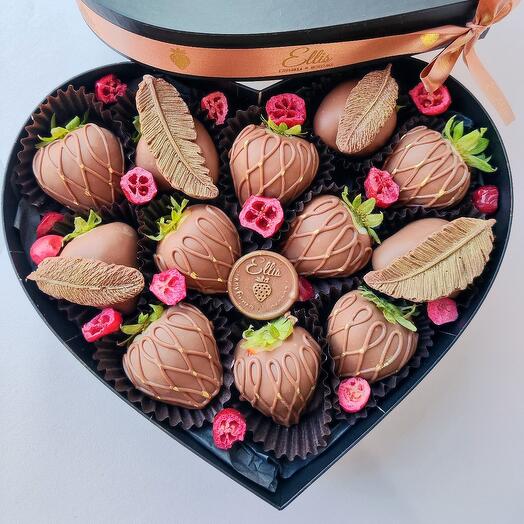 Клубника в шоколаде, коробочка сердце "Black"