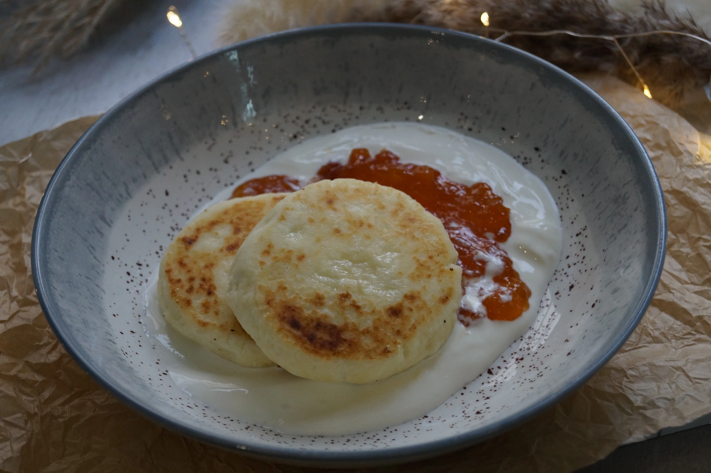 Творожники со сметанной и джемом