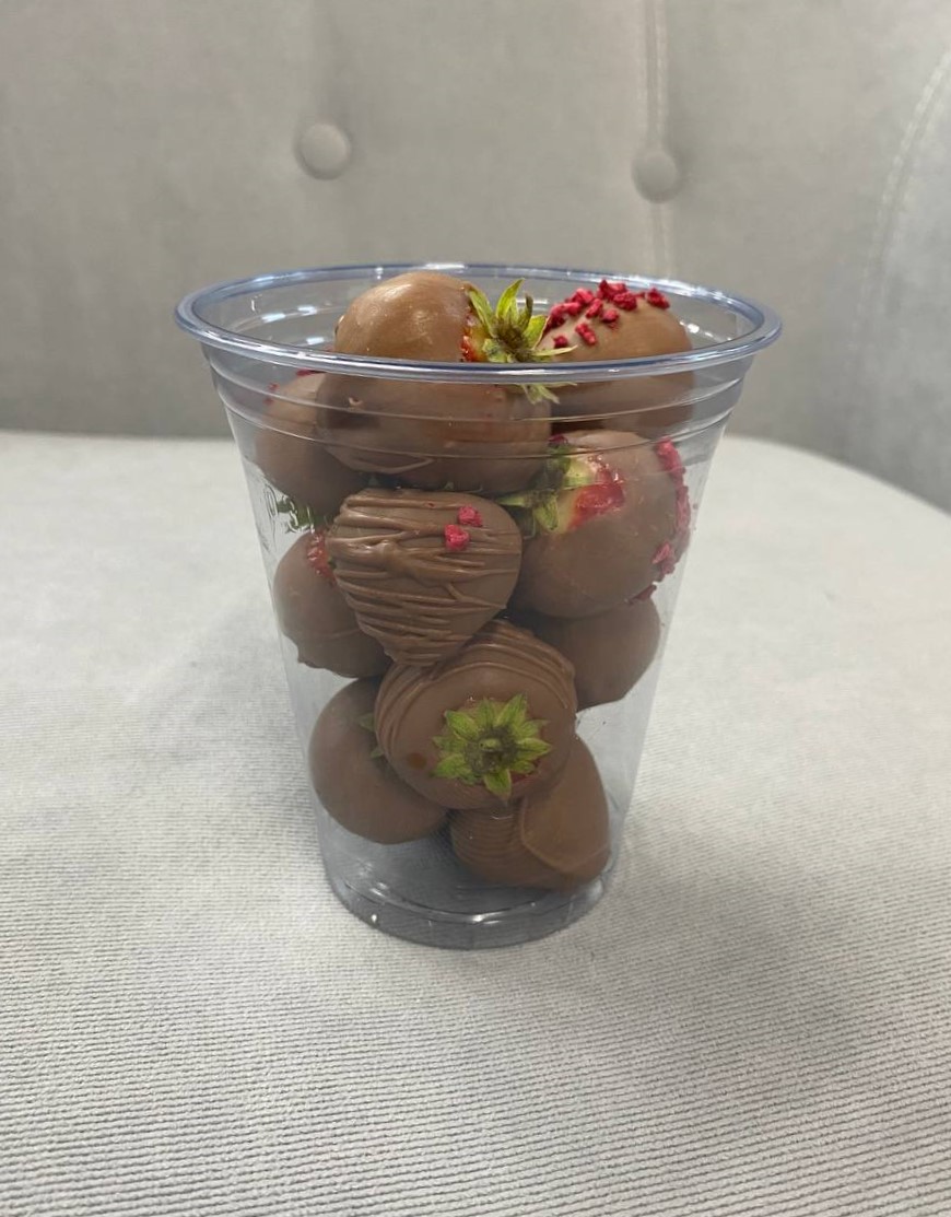 Большой стакан с клубникой в молочном шоколаде