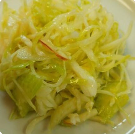Салат из капусты с яблоком и сельдереем