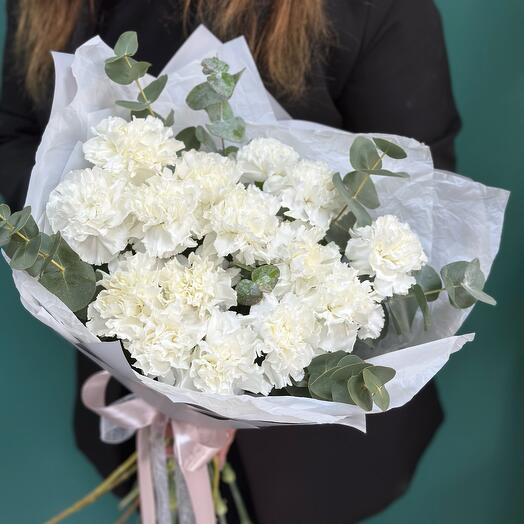 Белый букет с диантусами и эвкалиптом