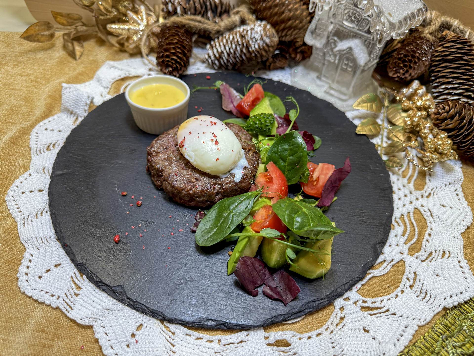 Бифштекс из мраморной говядины с яйцом пашот и свежими овощами