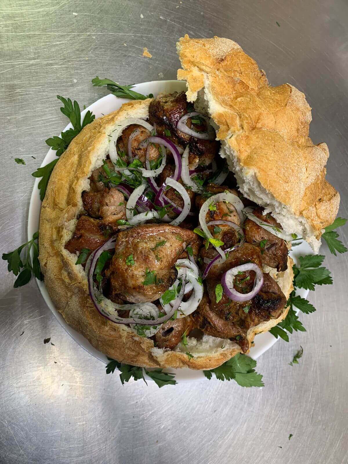Шашлык из курицы в хлебе с зеленью