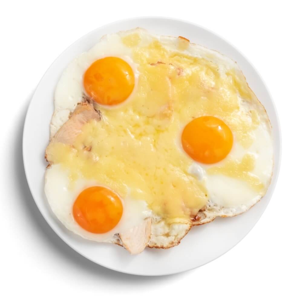 Глазунья с сыром и курицей
