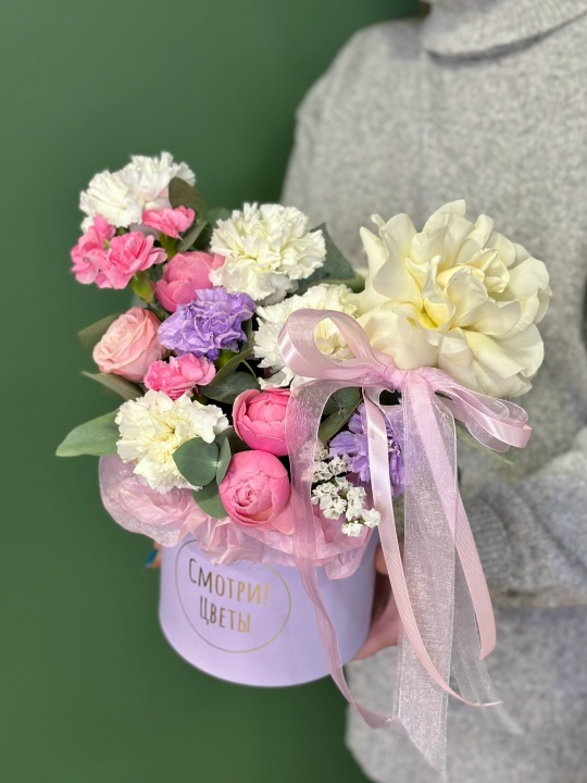 Коробочка с французской розой ,кустовой розой и диантусами