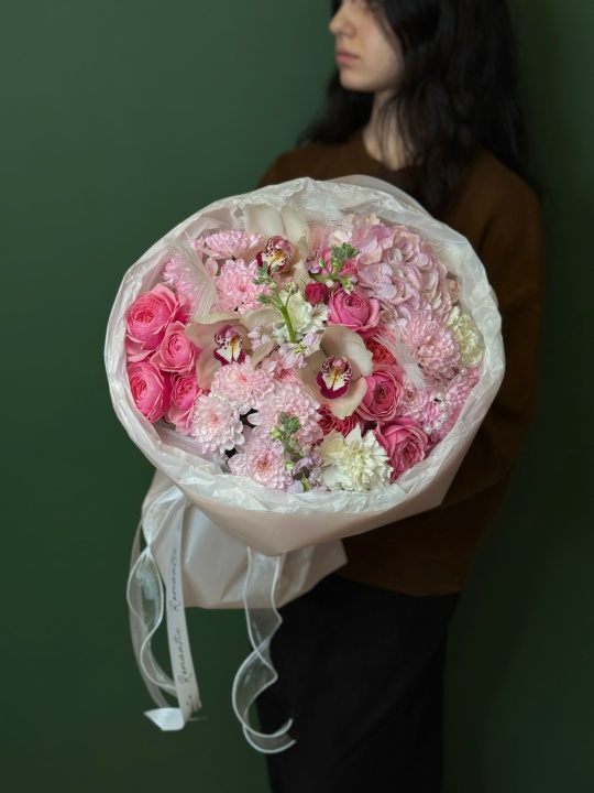 Нежный букет с цимбидиумом, кустовыми розами, хризантемой алтай и диантусами