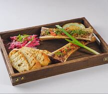 Мозговые кости с соусом и гренками