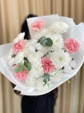 Букет из хризантемы с диантусом и эвкалиптом