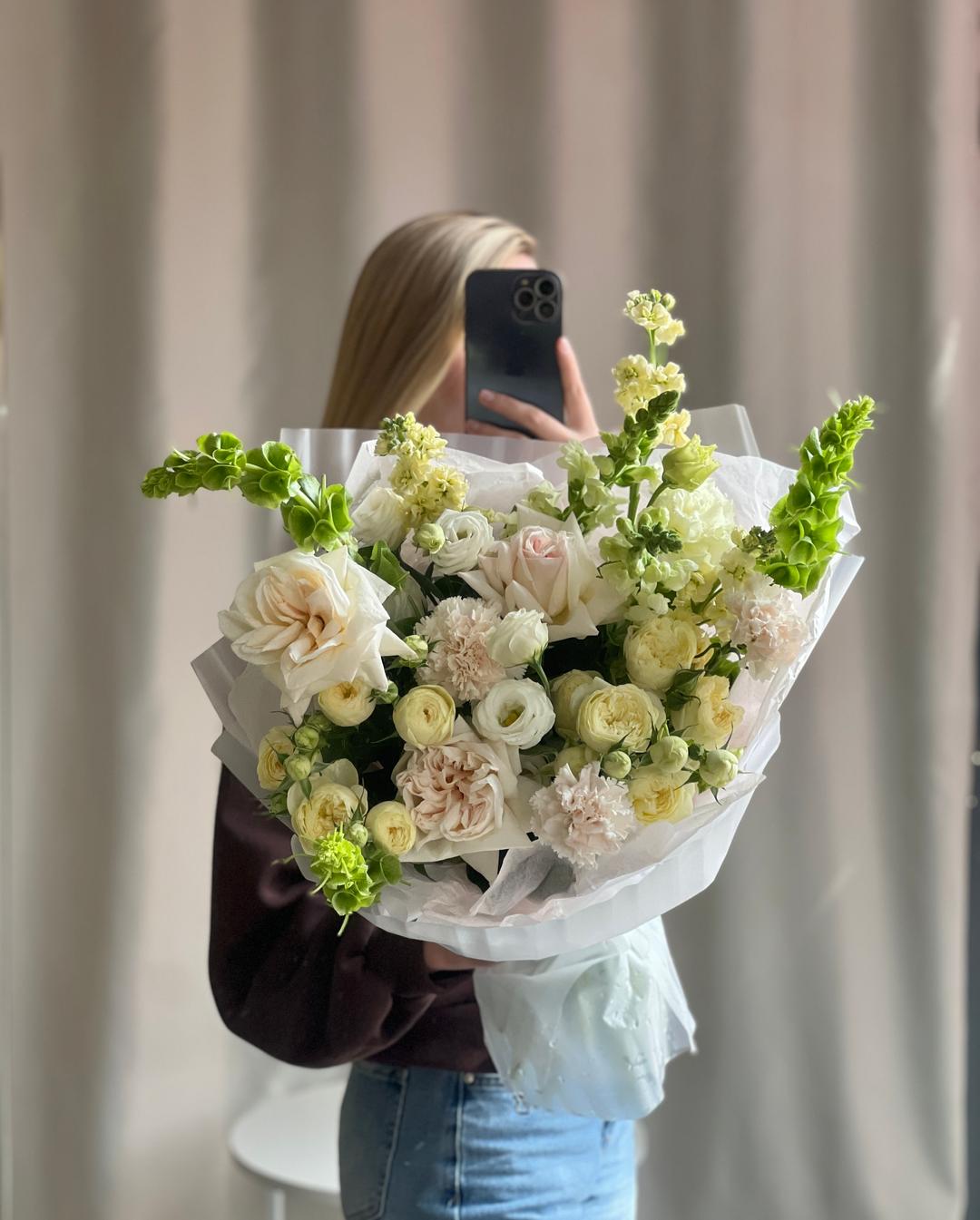 Букет сборный в бело-зеленых цветах