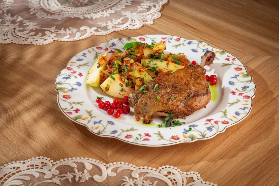 Утиная ножка с тушеной капустой и мочеными яблочками 340г