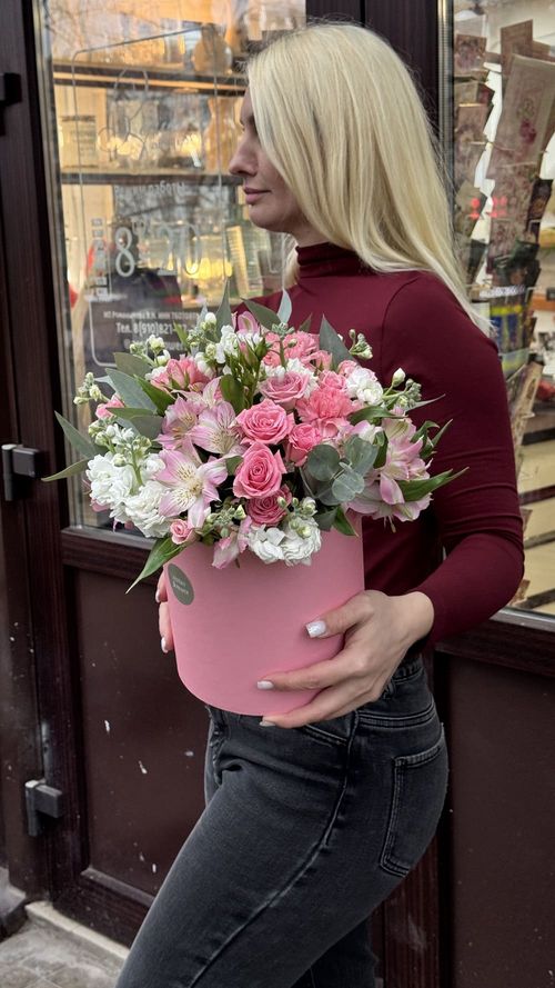 Альстромерии, розы и маттиолы в коробке