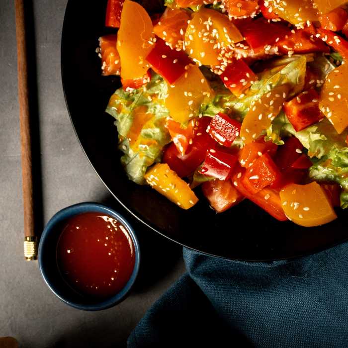 Легкий салат с лососем и персиком