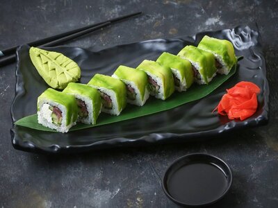 Зеленый дракон с тунцом и авокадо