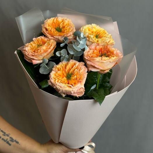 Букет с 5 розами MELON XPRESSION и эвкалиптом