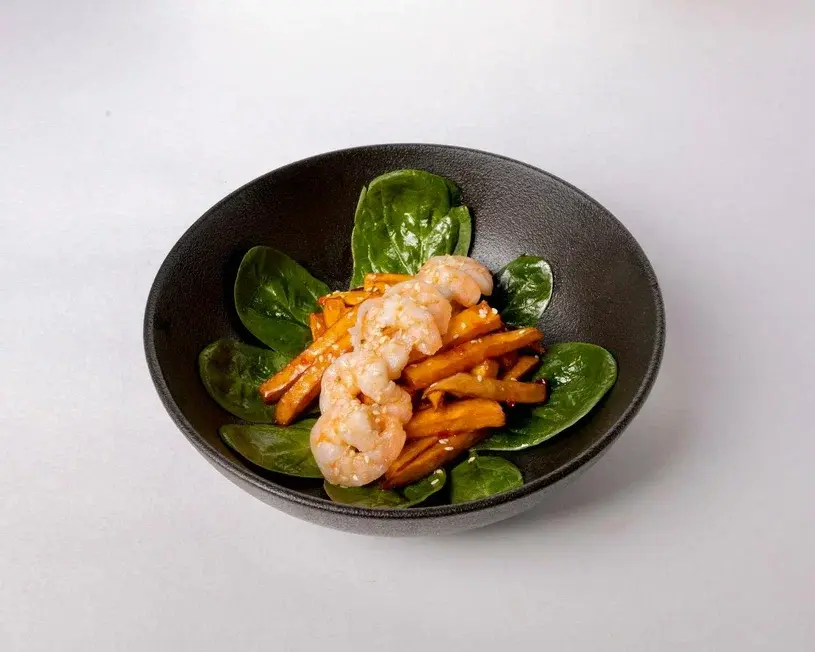 Теплый салат с бататом и креветками