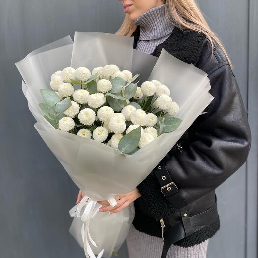 Букет из пломбирных хризантем с эвкалиптом