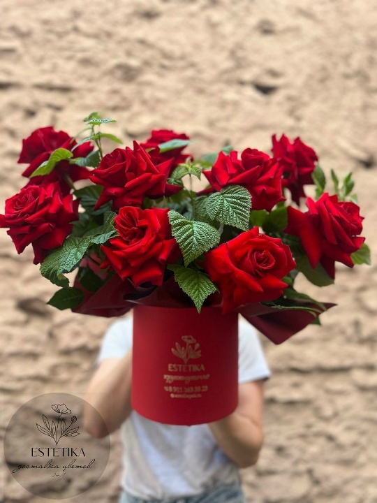 Композиция из красных французских роз