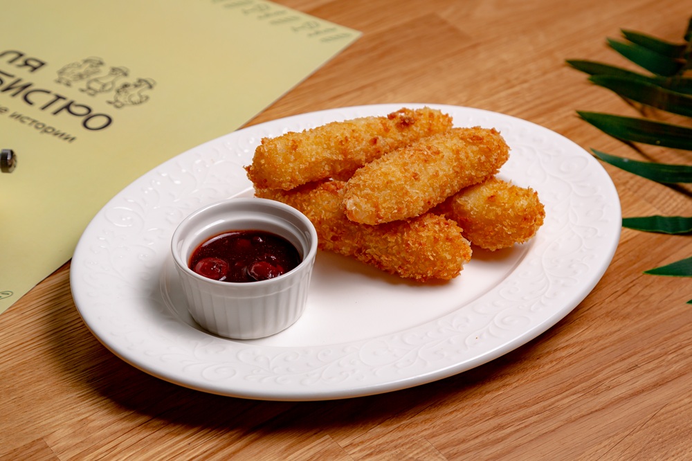 Сырные палочки с вишневым соусом