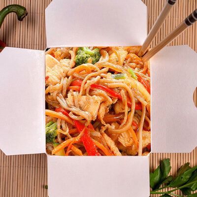 Wok по-гавайски с курицей и лапшой соба