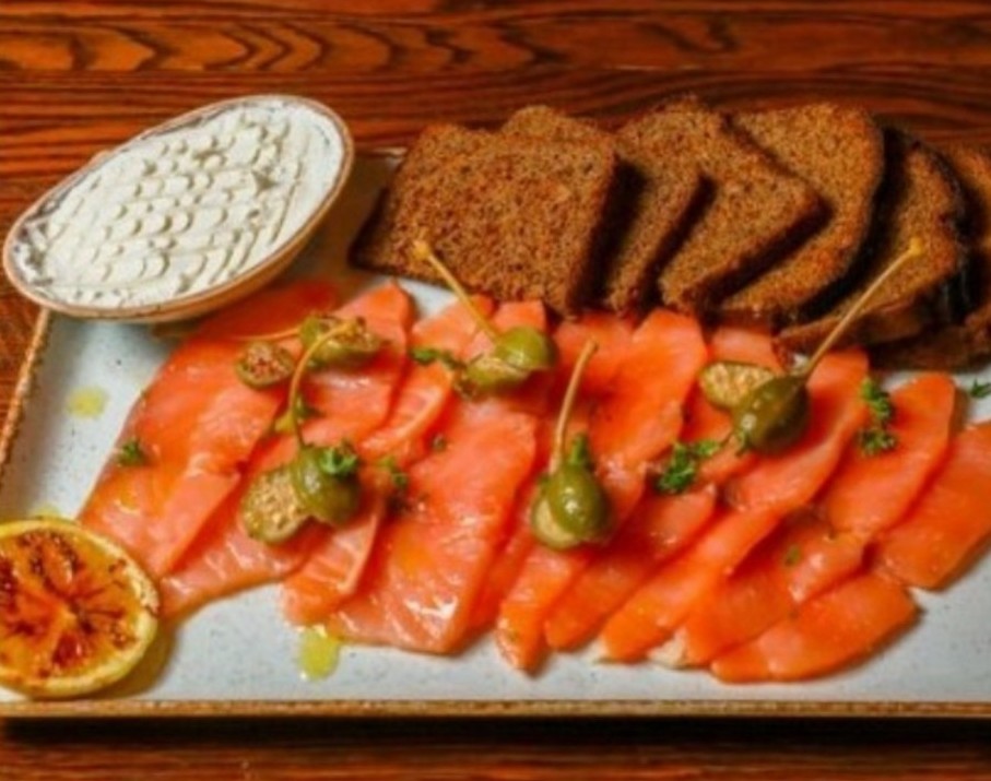 Лосось слабосоленный с Бородинским хлебом
