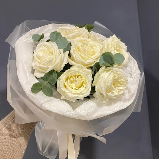 Букет из пионовидных роз с эвкалиптом