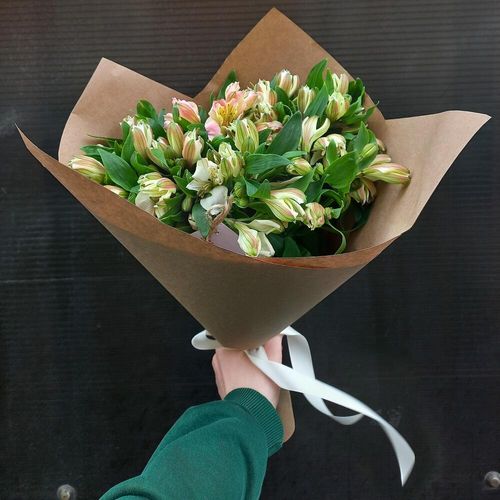 Весенний букет свежих альстрамерий