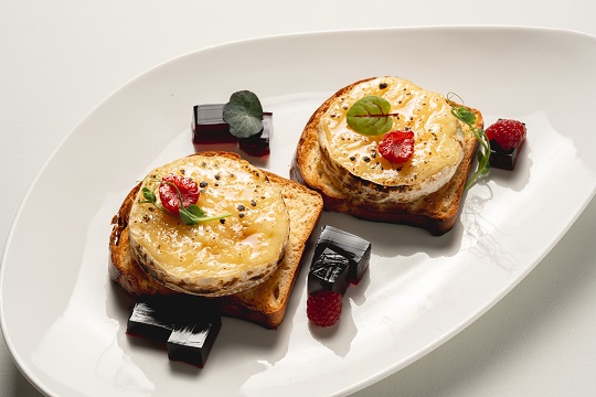 Карамелизированный сыр бри на бриоше с винным желе