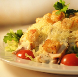 Салат Цезарь с курицей