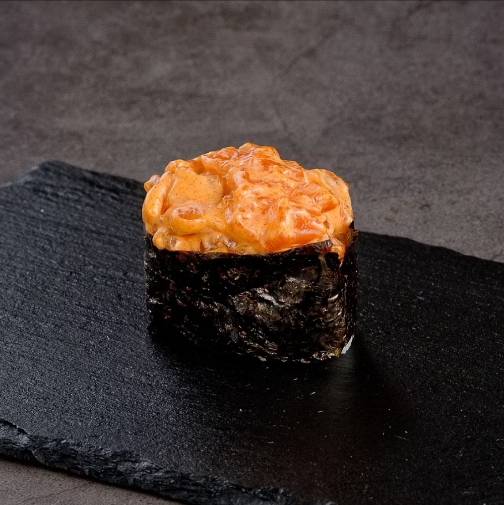 Гункан с лососем ЛОСОСНЕМ