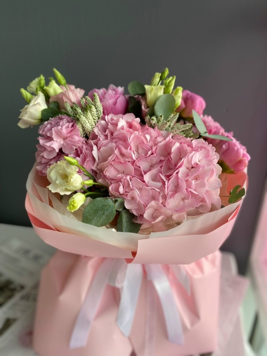 Красивый букетик с розовой гортензией и пионами