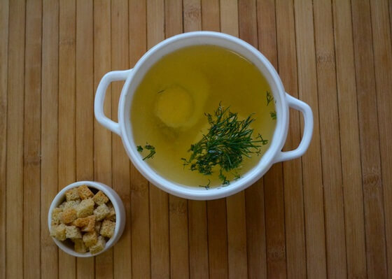 Бульон с яйцом и гренками