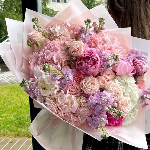 Авторский букет нежных оттенков с гортензией и пионами