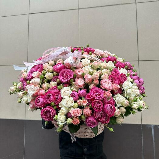 Корзина с цветами пионовидная роза 