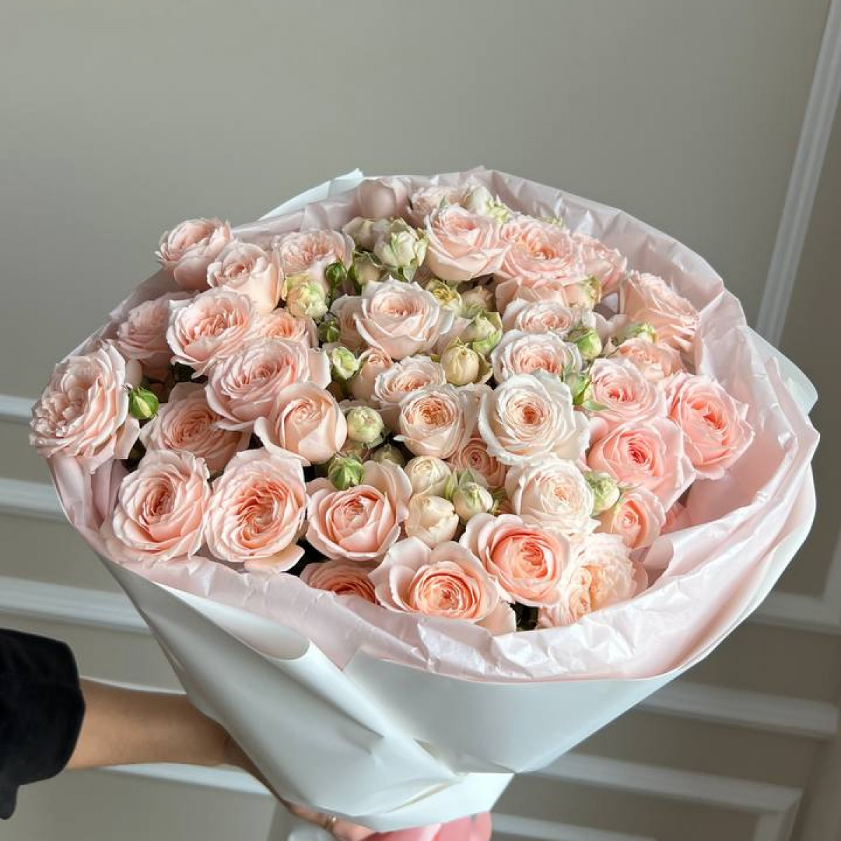 Моно букет из кустовых пионовидных роз (предзаказ)