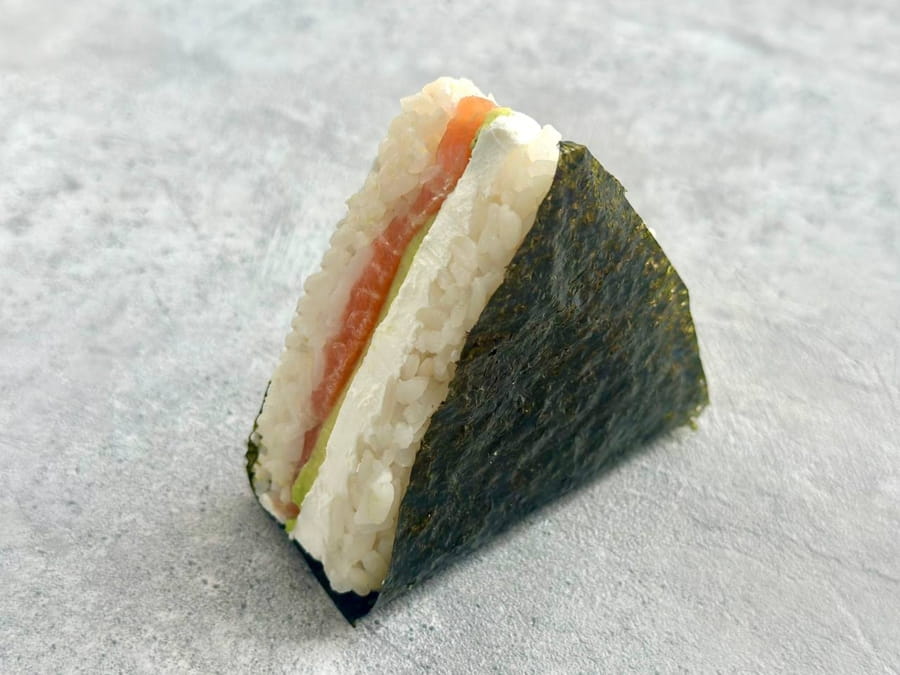 Онигири с лососем