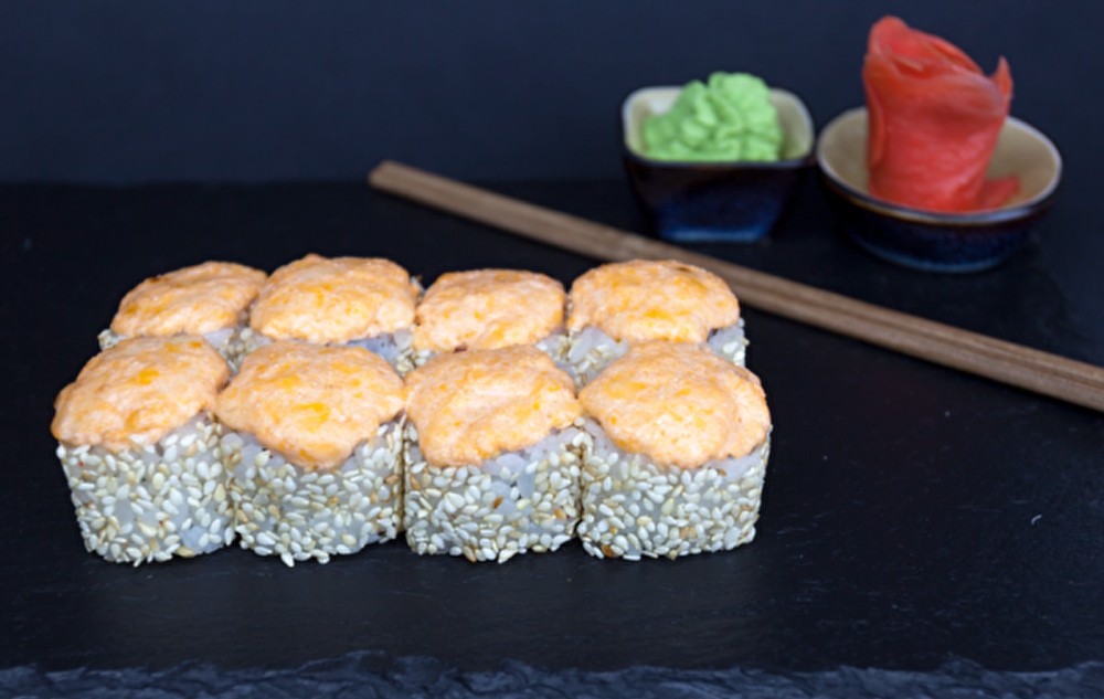 Спайси лосось в кунжуте