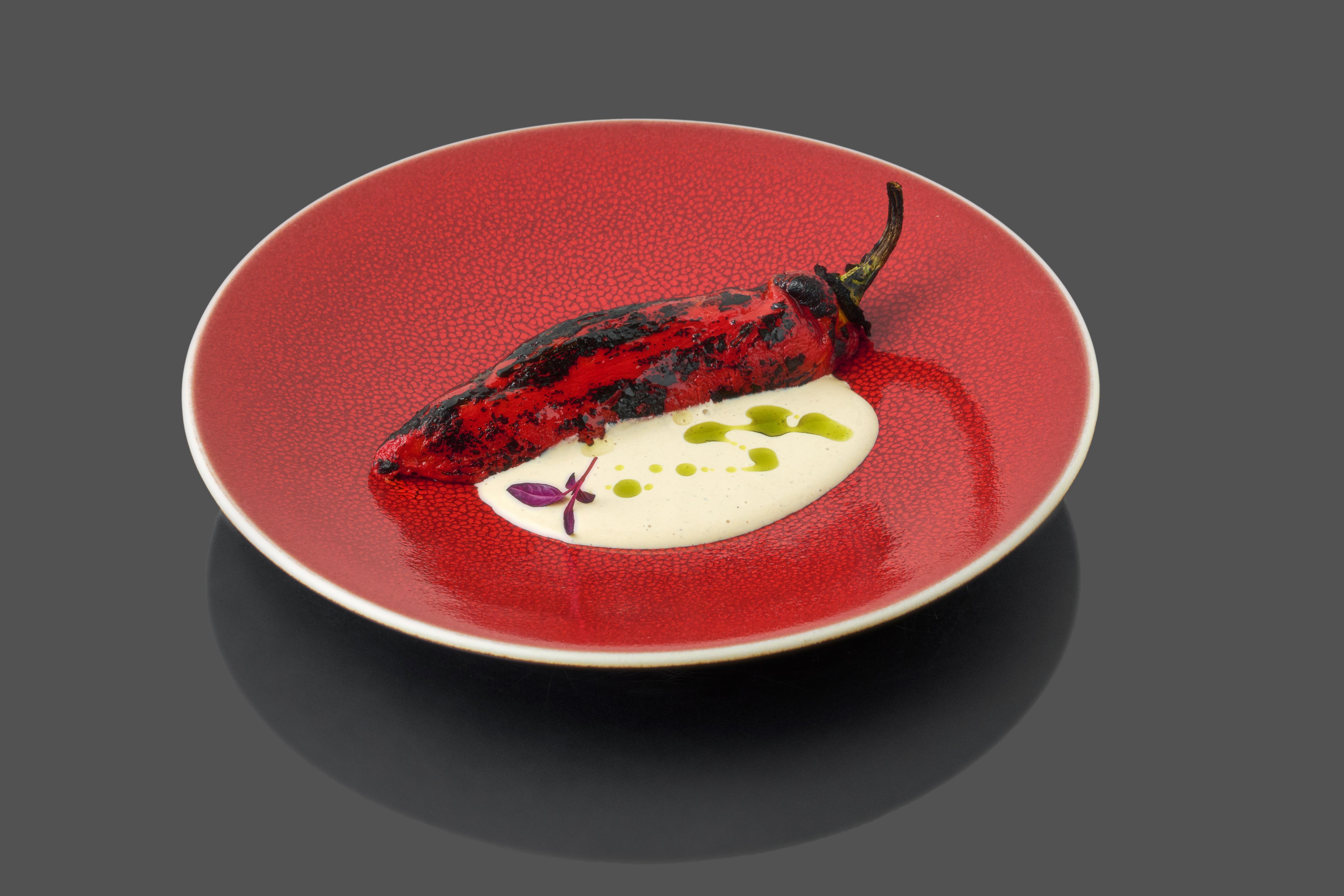 Печеный перец рамиро с тунцом и соусом тонатто