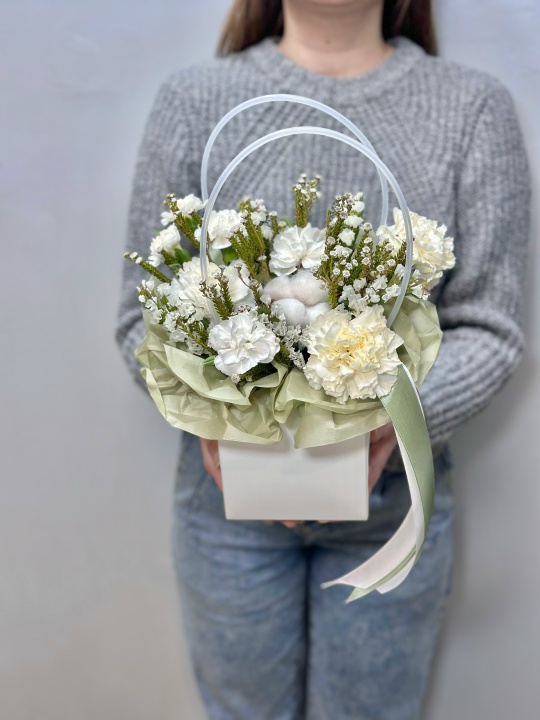 Сумочка с диантусами и хлопком