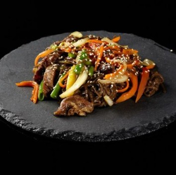 Гречневая лапша с говядиной и овощи и соус на выбор