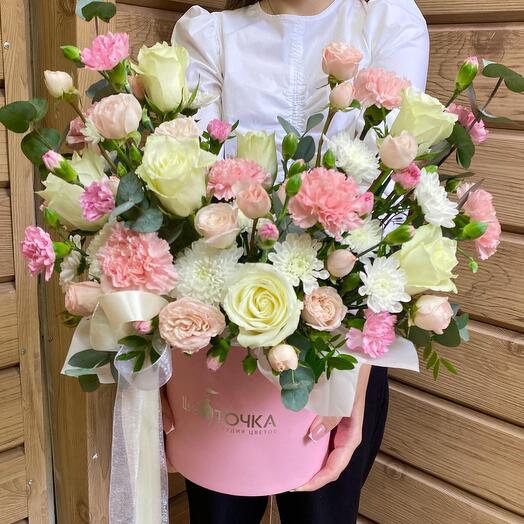 Композиция из роз, кустовых роз и диантусов