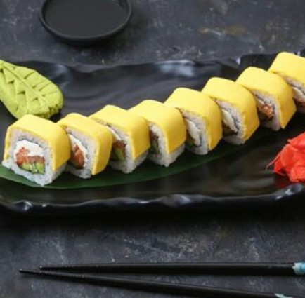 Дабл Чиз ролл с копченым лососем и сыром чеддер