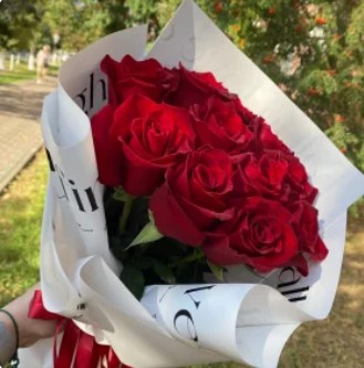 11 бордовых роз в стильной упаковке