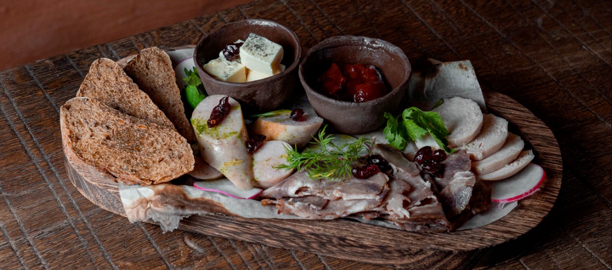 Национальная мясная закуска из шартана